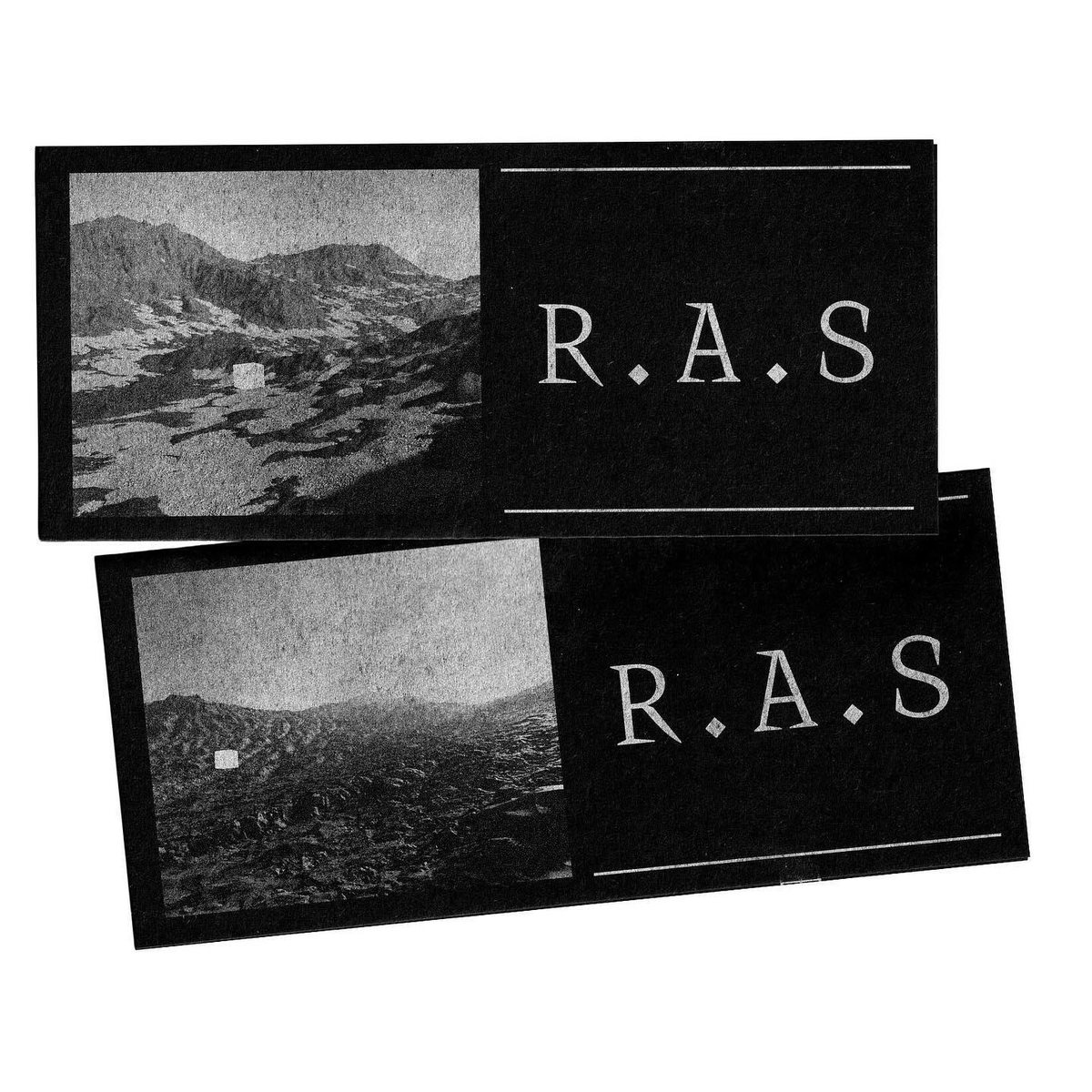 Deux cartes noires du fanzine Entrelacs, titrées « R.A.S », avec des photographies de montagne en noir et blanc.